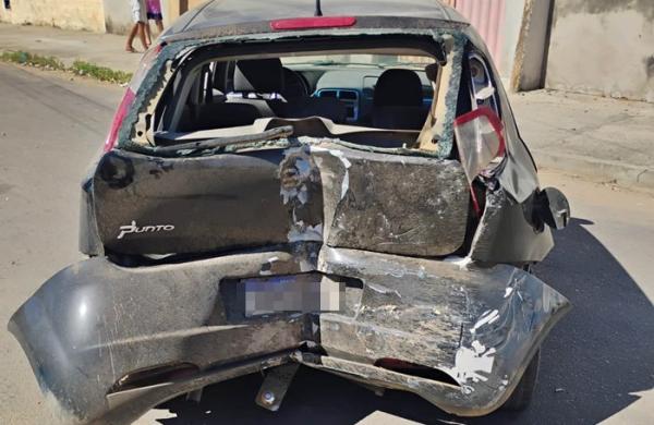 Carro invade imóvel após motorista perder controle da direção em Guanambi.