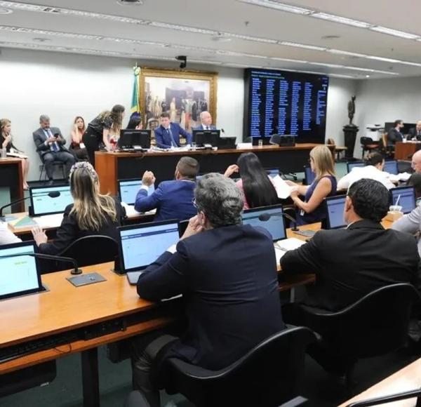 CCJ da Câmara aprova proposta que reduz maioridade penal pra 16 anos.