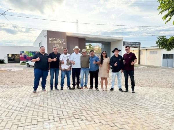 Deputado Charles Fernandes visita obras em Urandi e anuncia novos investimentos para pavimentação e saúde.