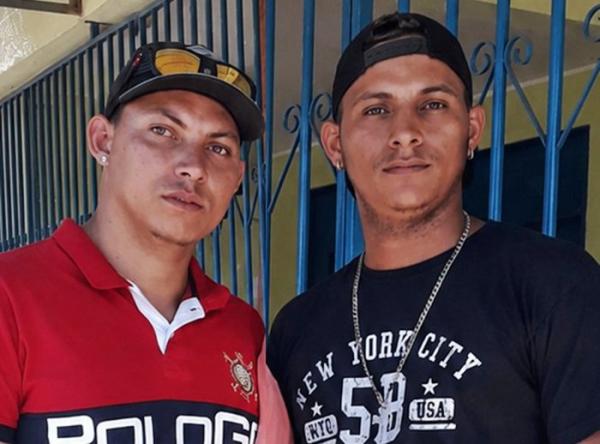 Dois irmãos são assassinados a tiros em bar na BR-122, entre Pindaí e Urandi.