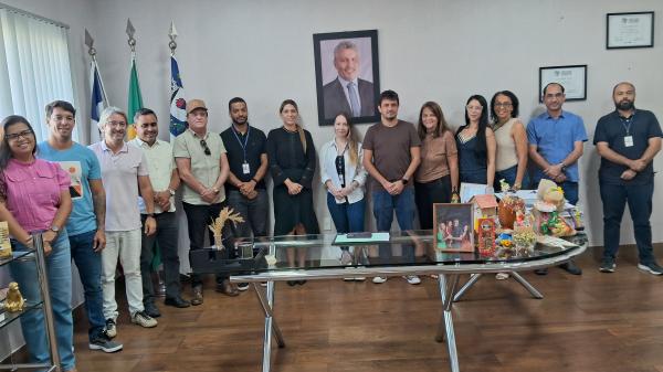 Em reunião com secretários municipais, técnicos do TCU avaliam retornos sociais de projetos de energias renováveis em Guanambi.