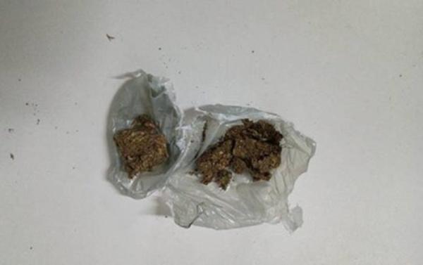 Homem é levado à delegacia após abordagem da PM resultar em apreensão de maconha em Guanambi.