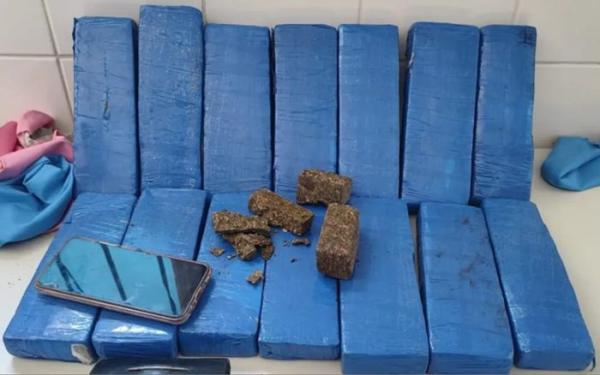 Homem é preso com quase 15 quilos de maconha dentro de ônibus emm Guanambi.