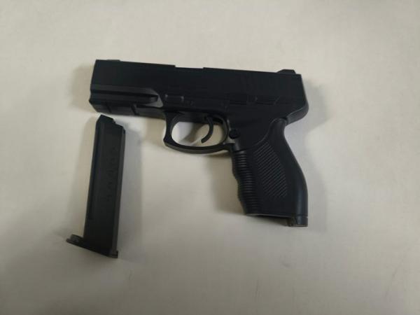 Homem que se passava por Policial Militar é flagrado com pistola falsa em Caetité.