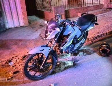 Idoso é socorrido pelo SAMU após ser atropelado por motocicleta em Guanambi.