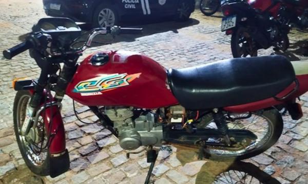 Igaporã: Polícia Militar recupera motocicleta furtada e encaminha dois envolvidos à delegacia.