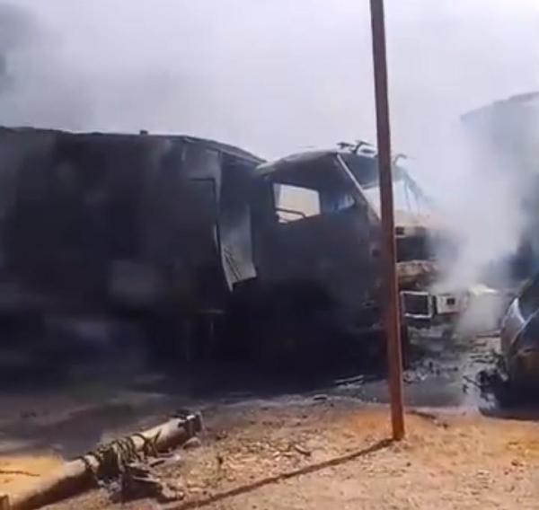 Incêndio em galpão destrói caminhão e automóvel no bairro Palmeiras, em Candiba.