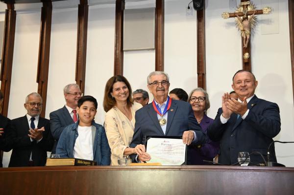 Ivana Bastos celebra a trajetória de Florisvaldo Mattos, homenageado com a comenda 2 de Julho.