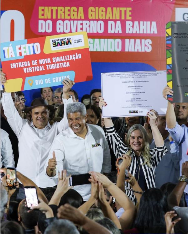 Ivana Bastos e governador Jerônimo Rodrigues entregam investimentos e participam de Corpus Christi em Rio de Contas.