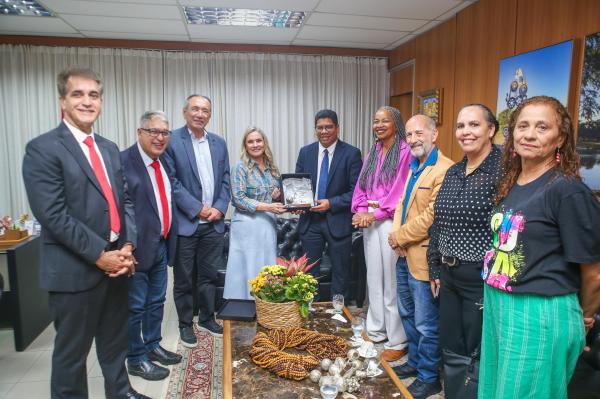 Ivana Bastos recebe visita do embaixador cubano para falar sobre cooperação em turismo, saúde e cultura.