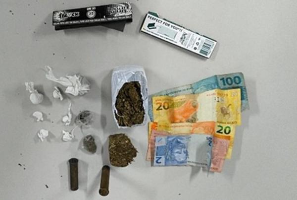 Jovem de 19 anos é preso com drogas e munições durante ação policial em Guanambi.