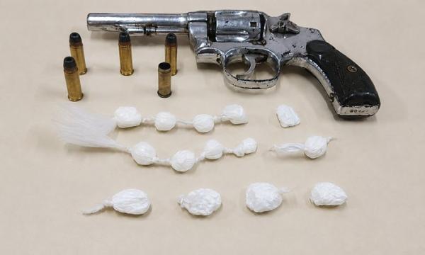 Jovem de Guanambi é detido após ação da PM com arma e drogas em Urandi.