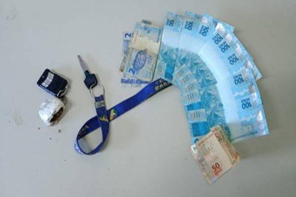 Jovem é conduzido à delegacia com maconha e R$ 856 em Guanambi.