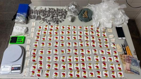 Jovem é detido com drogas, dinheiro e materiais usados no tráfico em Palmas de Monte Alto.