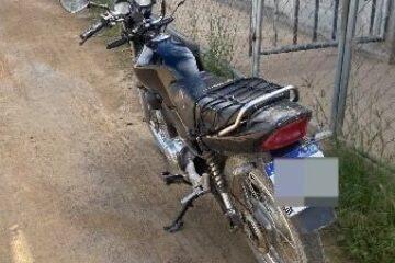 Jovem é flagrado empinando moto, tenta fugir da polícia e tem veículo apreendido em Guanambi.