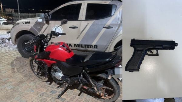 Moto com registro de furto e arma falsa são apreendidas durante operação da PM em Urandi.