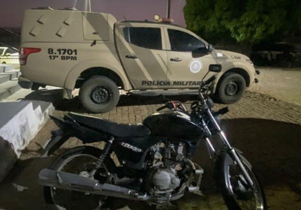 Motocicleta com registro de furto é apreendida durante ação da PM no Centro de Guanambi.