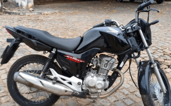 Motocicleta com sinais de adulteração é apreendida durante fiscalização na BR-030 em Guanambi.