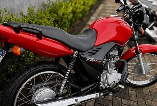 Motocicleta é furtada em frente ao Recreio Tênis Clube em Guanambi; câmeras registram ação do suspeito.