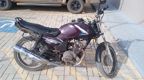 Motocicleta furtada durante Vaquejada de Palmas de Monte Alto é recuperada pela PM e suspeito é conduzido à delegacia.