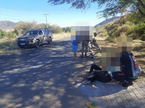 Motociclista tenta fugir da PM, cai durante perseguição e tem moto apreendida em Guanambi.