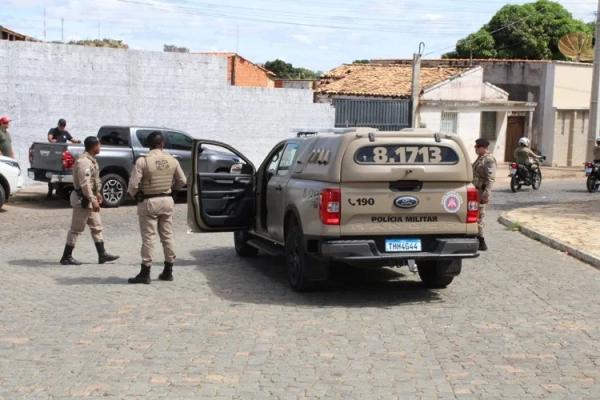Motorista desobedece à ordem de parada, foge de fiscalização e quase atinge policial em Guanambi.