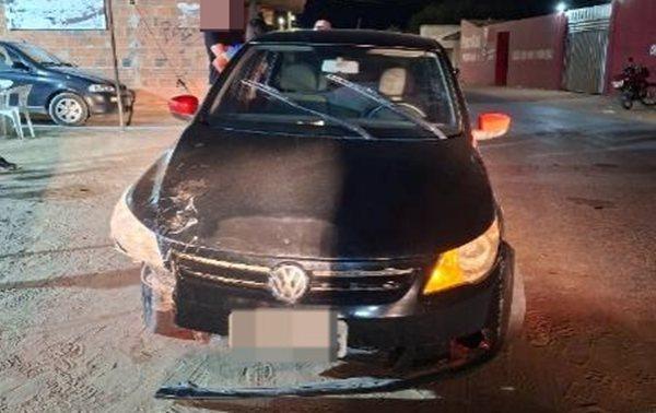 Motorista tenta fugir após colisões, é contido por populares e levado à delegacia em Guanambi.