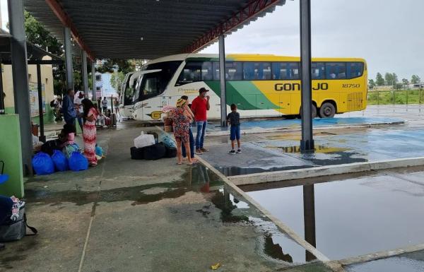 Mulher com mandado por estelionato é presa dentro de ônibus na rodoviária de Guanambi.