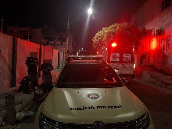 Mulher é conduzida à delegacia após confusão em hamburgueria no bairro Vila Nova, em Guanambi.