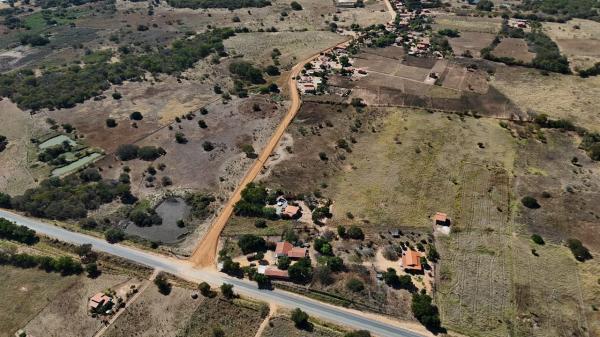 OBRAS - Com terraplanagem sendo finalizada, urbanização asfáltica da estrada de acesso à comunidade de Queimadas leva desenvolvimento para centenas de famílias.