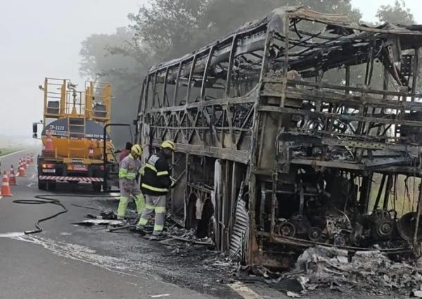 Ônibus que seguia para Guanambi é consumido por incêndio em rodovia no interior de São Paulo.