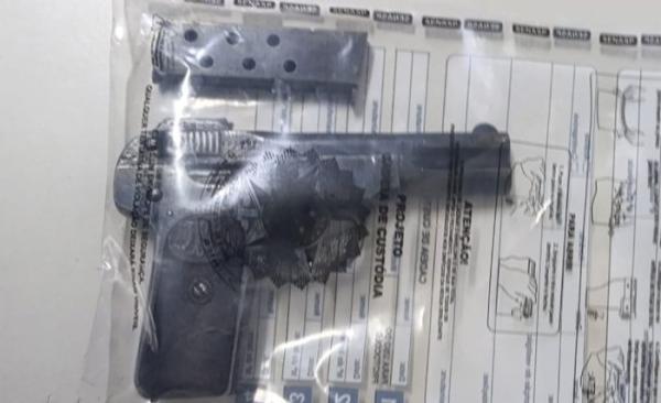 Pistola é apreendida pela Rondesp após denúncia em Guanambi.