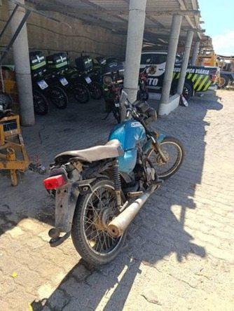 PM localiza motocicleta abandonada durante rondas no bairro Liberdade, em Guanambi.