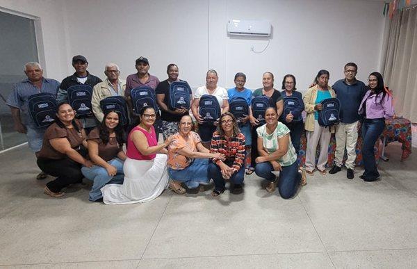 Prefeitura de Pindaí entrega kits escolares para estudantes da rede municipal.