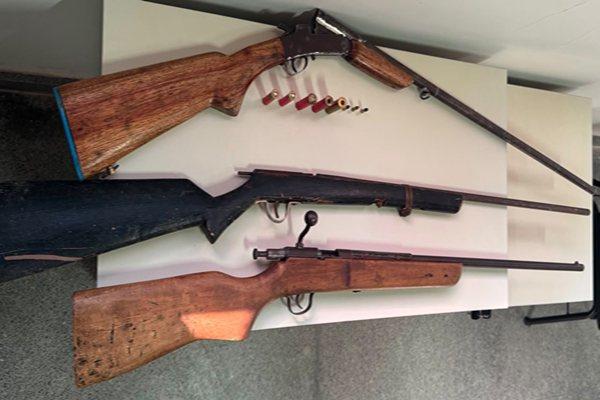 Rondesp apreende arsenal com três armas e munições após homem abandonar sacola e fugir em Palmas de Monte Alto.