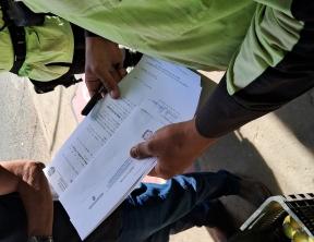 SEINFRA Guanambi notifica verdureiros que obstruem calçadas e vagas de estacionamento no centro e disponibiliza local para venda de produtos na feira livre.