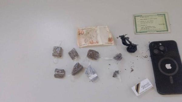 Suspeito de tráfico é preso com drogas durante patrulhamento da PM em Guanambi.