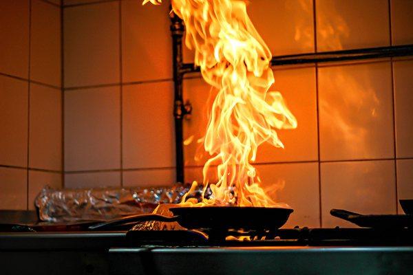 Vazamento de gás provoca princípio de incêndio e deixa idosa ferida em Palmas de Monte Alto.