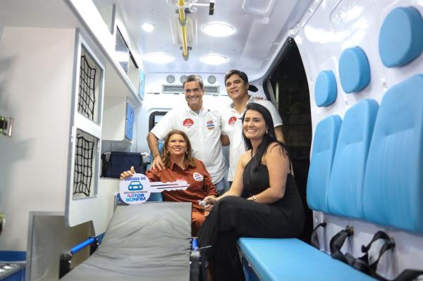 Vitor Bonfim entrega ambulância e veículo administrativo em Aracatu.