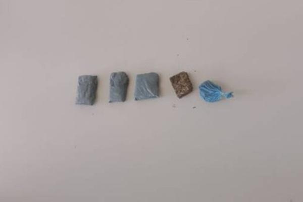 Cadeirante é preso suspeito de tráfico após PM apreender cinco tabletes de maconha em Guanambi.