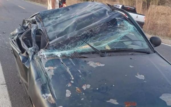 Caminhão tomba às margens da BR-122 após atingir dois veículos em Guanambi.