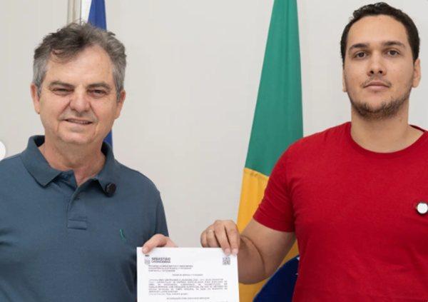 Dr. Pedro Malheiros assina ordem de serviço para pavimentação próxima ao Colégio Dom Pedro I.
