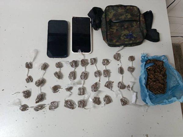 Dupla é flagrada com 37 porções de maconha prontas para venda em Guanambi.