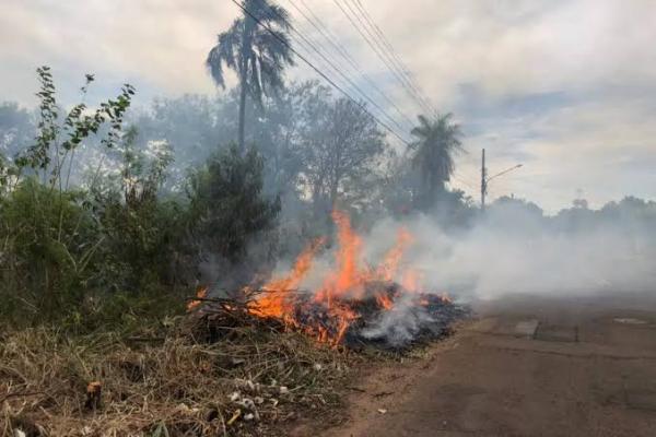 Homem é denunciado por colocar fogo em terreno e prejudicar paciente acamado em Guanambi.