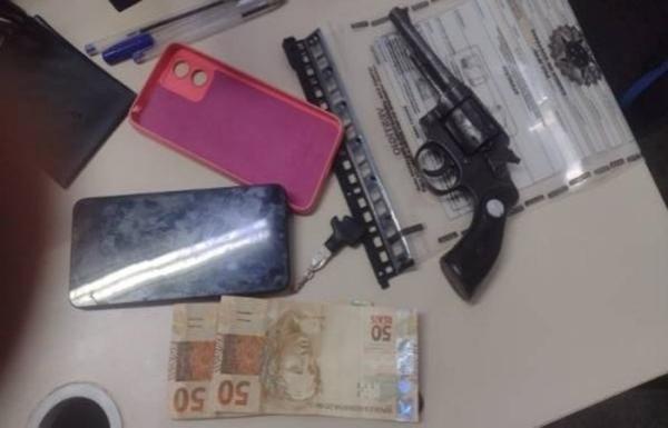 Homem é detido com revólver após denúncia de atitude suspeita em posto de combustíveis de Guanambi.