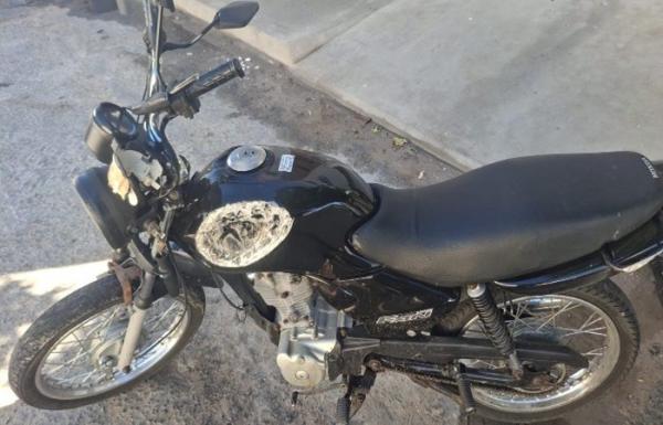 Homem é preso após destruir motocicleta com carro, ameaçar jovem e resistir à abordagem policial em Guanambi.