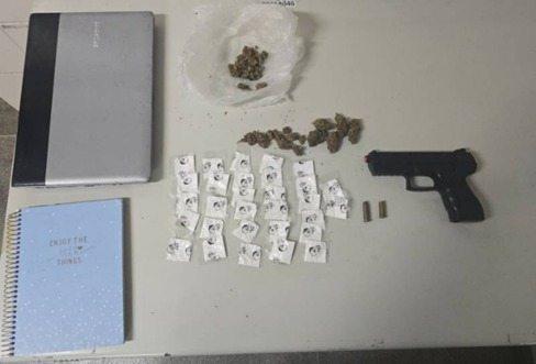 Homem é preso com drogas, arma falsa e munições durante ação da PM em Guanambi.
