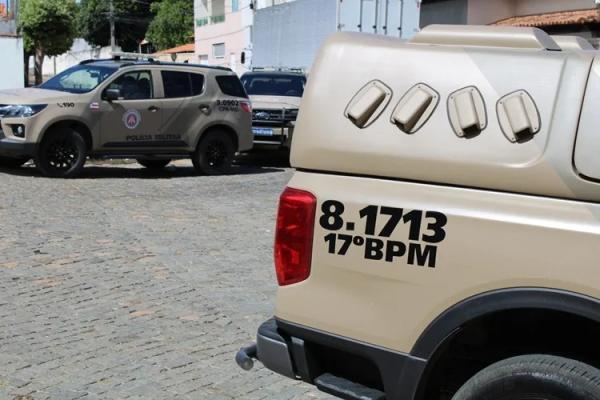 Homem em surto danifica ambulância do Samu durante atendimento em distrito de Guanambi.