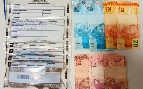 Homem tenta fugir da polícia, mas é detido com porções de maconha em Riacho de Santana.