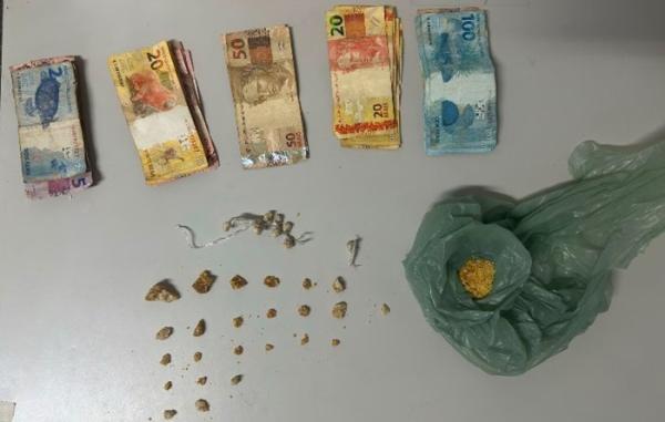 Jovem de 20 anos com pedras de crack e mais de R$ 1,4 mil em dinheiro em Guanambi.